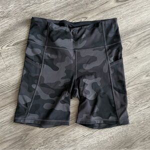 BARELY WORN GapFit 7” Grey Camo Bike Shorts